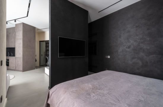 televisioón en mueble de pladur separador en habitacion de matrimonio